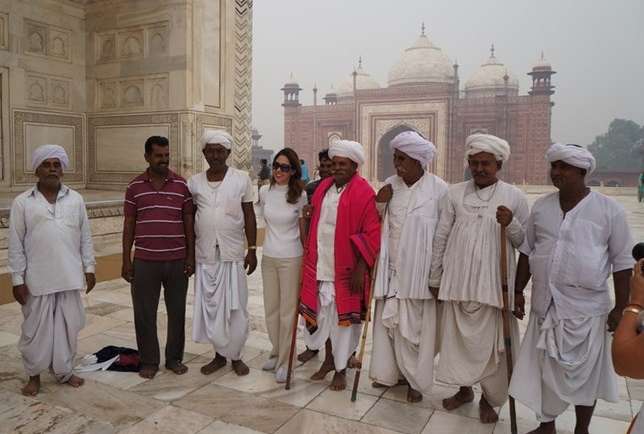 Turista tira foto com religiosos hindus