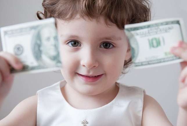 Criança rasgando dinheiro