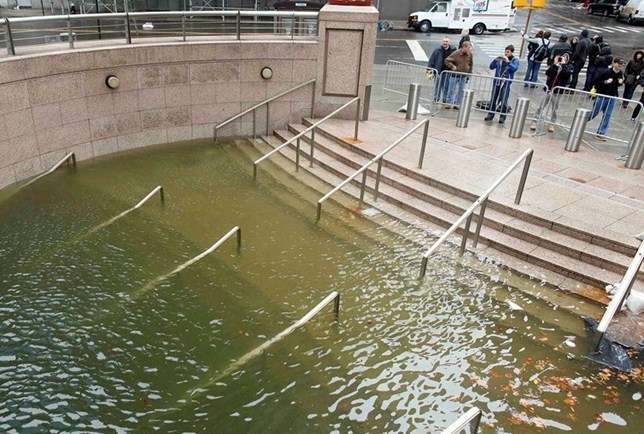 escadaria alagada em Manhattan, NY - furacão Sandy