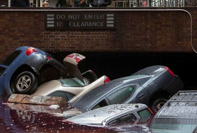 carros empilhados em Lower Manhattan - furacão Sandy
