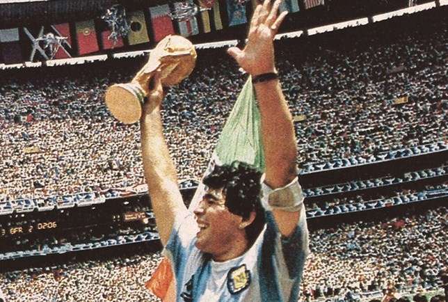Maradona ergue a Copa do Mundo