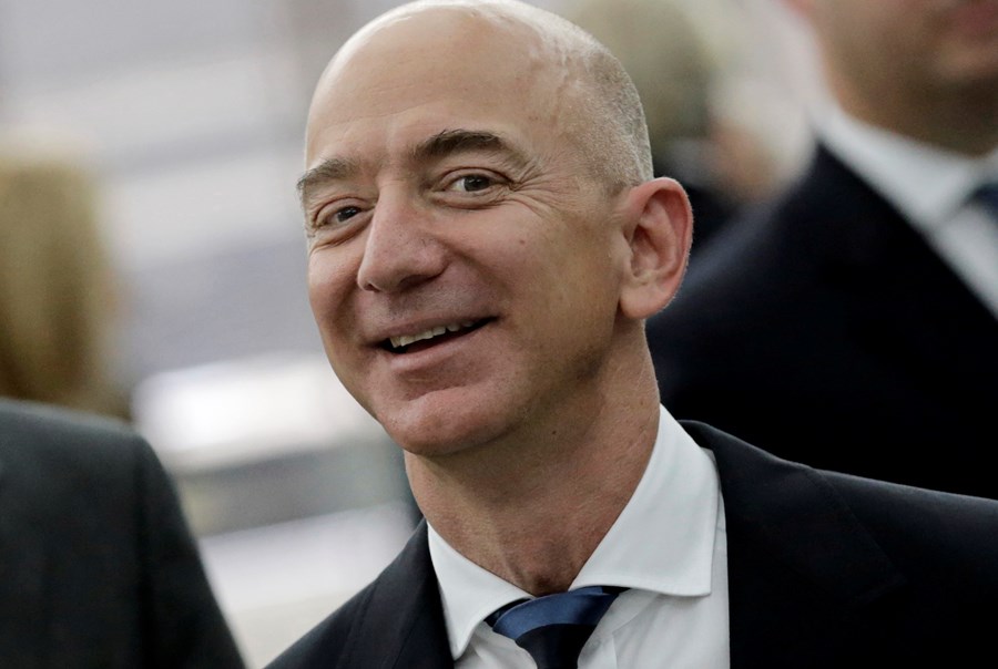 Como Jeff Bezos, homem mais rico do mundo, gasta seus bilhões