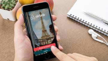 Celular mostrando aplicativo do Airbnb.