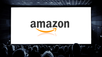 Logo da Amazon sendo exposto na tela de um cinema.
