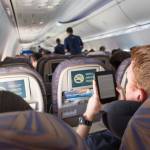 Celular mais barato? Teles pedem menos impostos em eletrônicos por avanço do 5G 2 aparelhos eletronicos em aviao