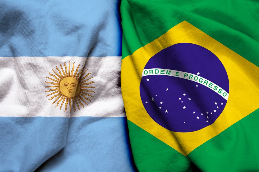 Bandeiras da Argentina e do Brasil uma ao lado da outra