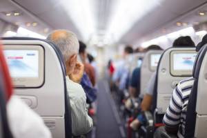 Filas de passageiros sentados em avião