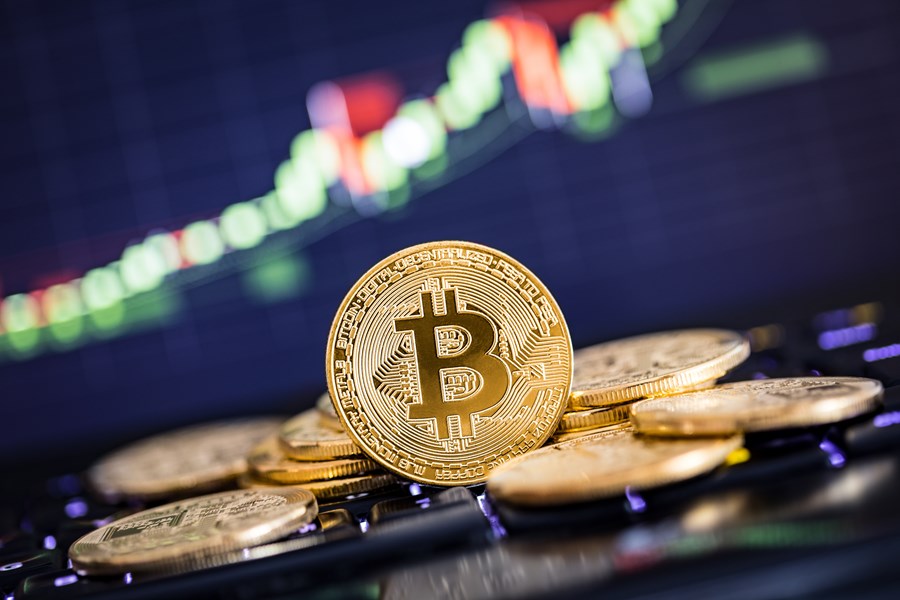 Bitcoin supera US$ 17 mil após 3 semanas e criptos disparam com possível reversão; SOL sobe 20% e ADA, 16%