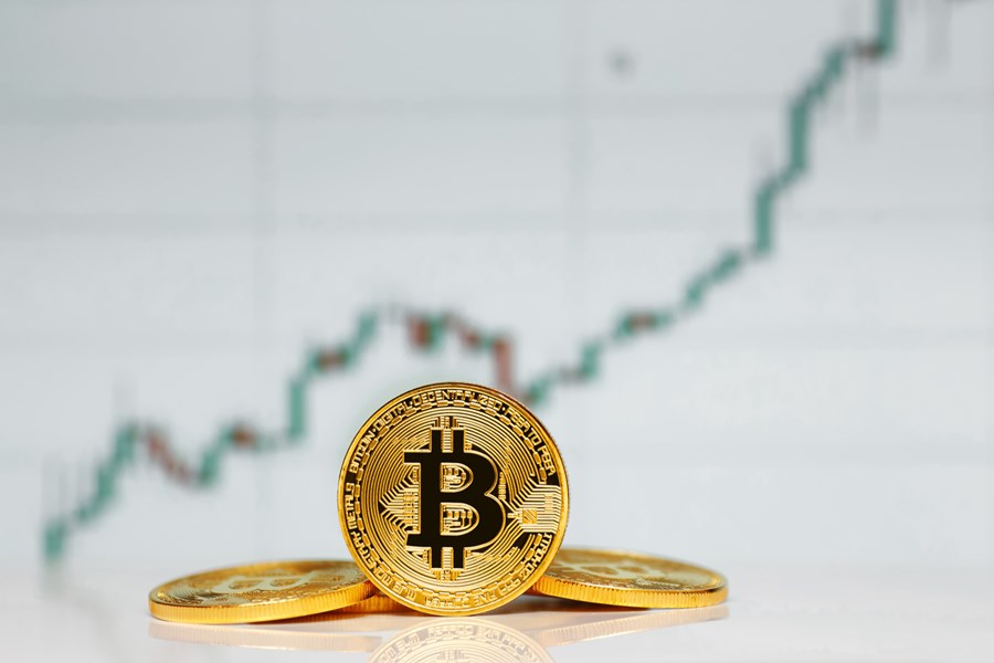 Bitcoin amplia rali, sobe pelo sexto dia seguido e passa dos US$ 44 mil