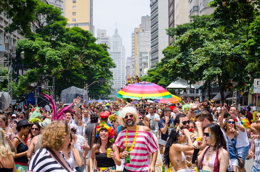 https://www.infomoney.com.br/wp-content/uploads/2019/06/carnaval-sao-paulo.jpg?fit=900%2C596&quality=50&strip=all