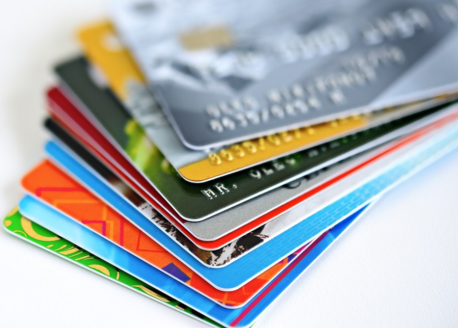 Uma pilha de cartões de crédito coloridos.