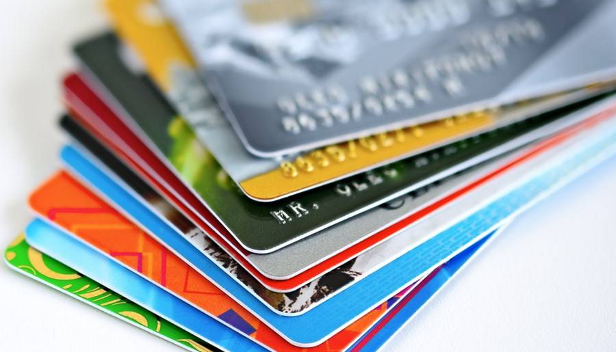 Uma pilha de cartões de crédito coloridos.
