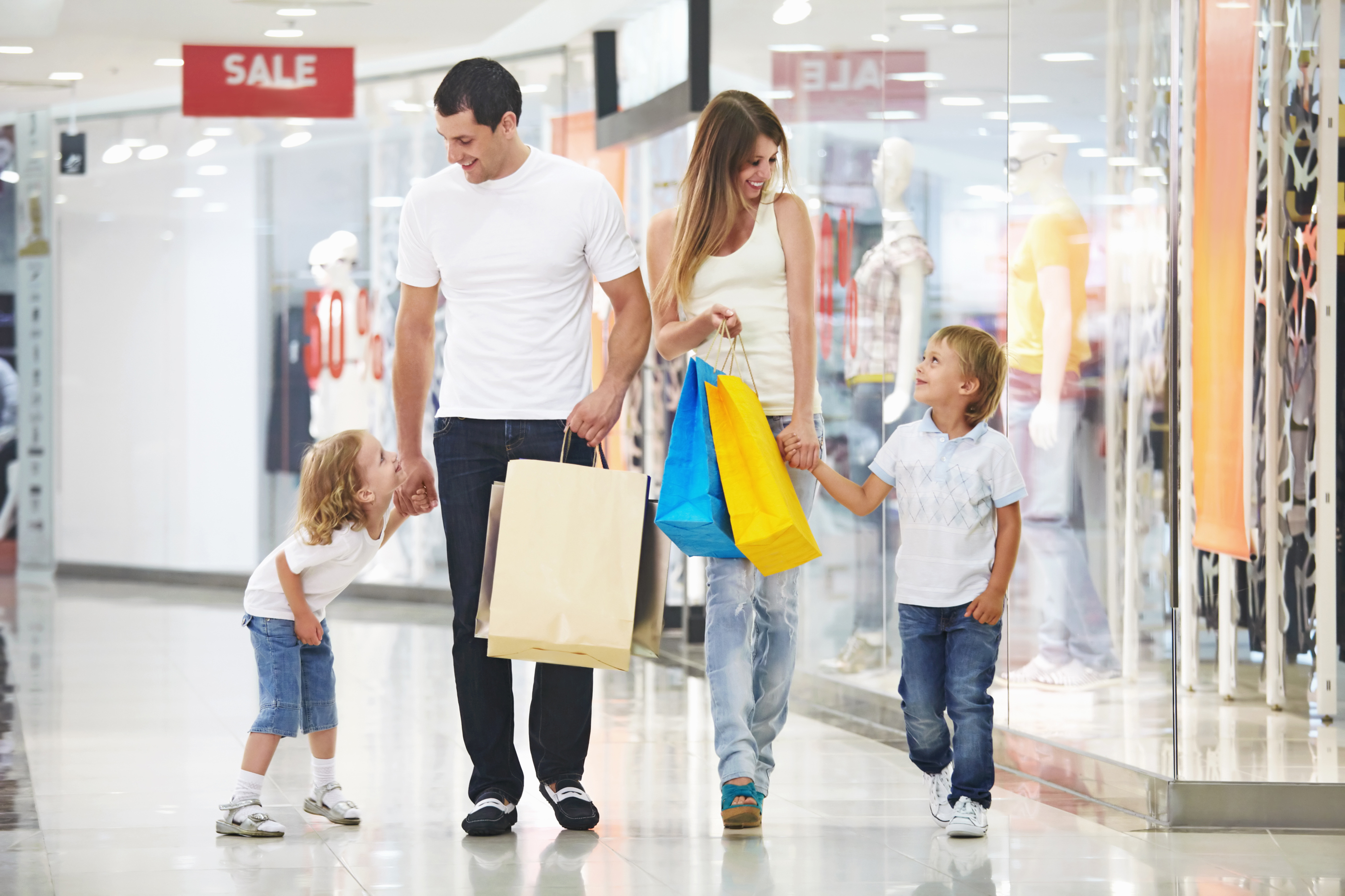 Go shopping mall. Одежда для всей семьи. Семья шоппинг. Дети шоппинг. Семья с детьми в магазине.
