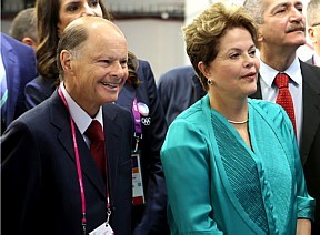 Dilma telefona para Edir Macedo em busca de apoio político; ele promete  “orar por ela”