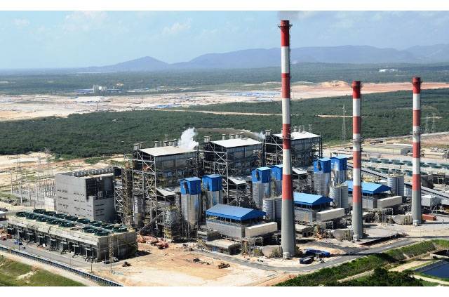 Torres de energia elétrica em usina termelétrica