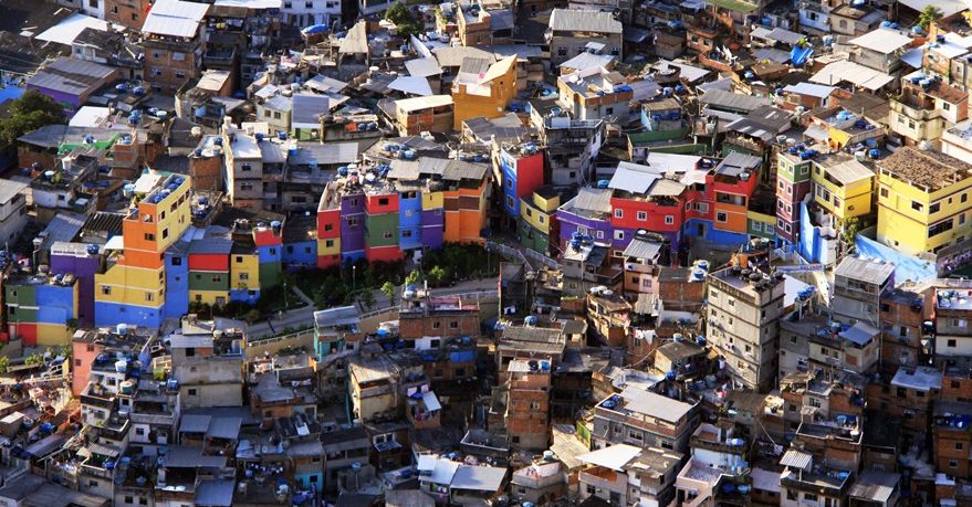 Do ovo ao tijolo, tráfico e milícias do Rio instauram monopólio e sequestram economia