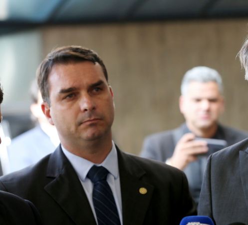 Promotores investigam se Flávio Bolsonaro “lavou” R$ 638 mil de ...
