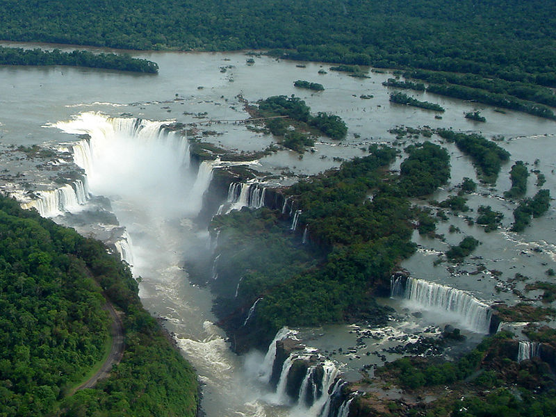 Turista pula nas Cataratas do Iguaçu para buscar celular e a