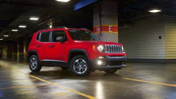 Modelo vermelho do Jeep Renegade em estacionamento