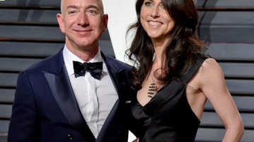 Jeff Bezos aparece à direita de sua ex-mulher MacKenzie Bezos.