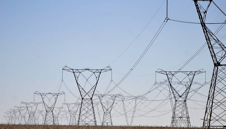 Uma foto com várias linhas de transmissão de energia