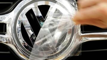 Logo da Volkswagen em linha de montagem