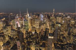 Uma foto ampla da cidade de Nova York vista de cima.