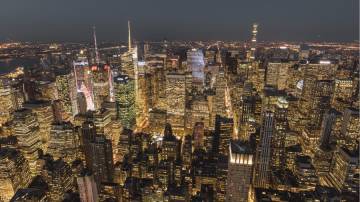Uma foto ampla da cidade de Nova York vista de cima.
