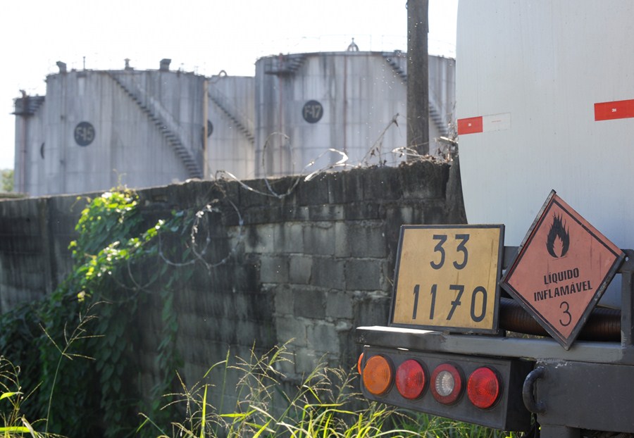 Empregados demitidos da Refit fazem protesto em principal via do Rio, diz Sindipetro