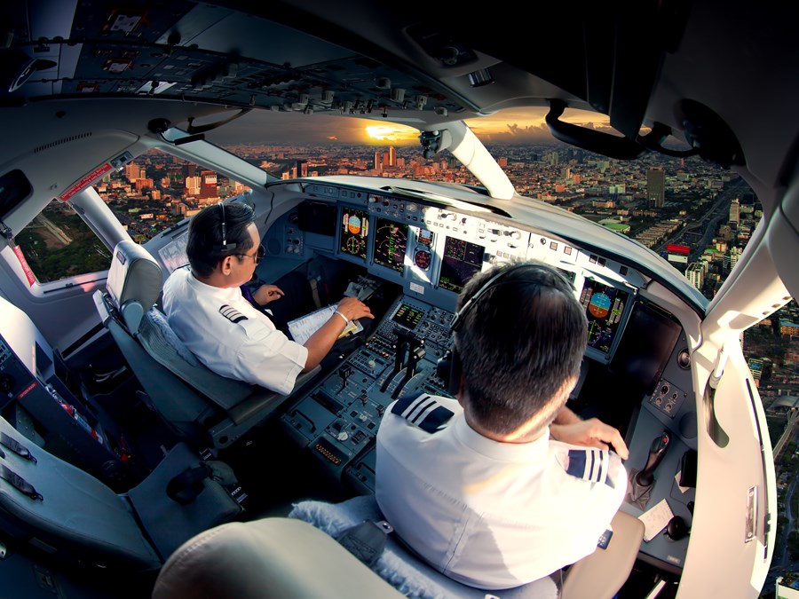 Piloto de avião ganha em média R$ 16 mil; saiba como exercer a profissão -  InfoMoney