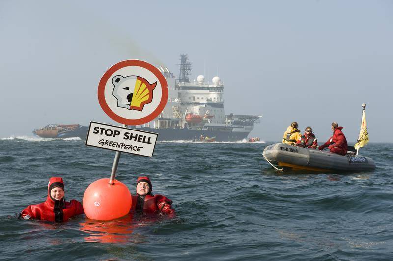 Greenpeace activists swim with buoys in front of the Finnish icebreaker 'Nordica' in the Baltic Sea close to Fehmarn Island.  They are protesting against the ship heading for Shells Arctic oil drilling project in the north of Alaska.  A sign on the buoy with an altered Shell logo reads "Stop Shell."
Greenpeace Aktivisten protestieren mit Schwimmern und Schlauchbooten gegen die Weiterfahrt des von Shell gecharterte Schiff "Nordica"  auf seinem Weg in die Arktis. Der Protest richtet sich gegen die von Shell geplanten ersten Oelbohrungen in arktischen Gewaessern. Das Banner an der Boje lautet: "Stop Shell".