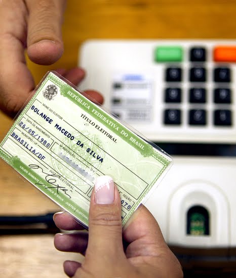 445 mil jovens de 15 a 18 anos tiraram o título de eleitor em março - InfoMoney