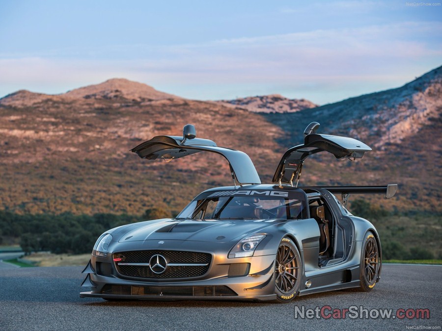 Mercedes lança versão comemorativa do superesportivo SLS GT