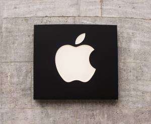 Logo da Apple fixado em uma parde