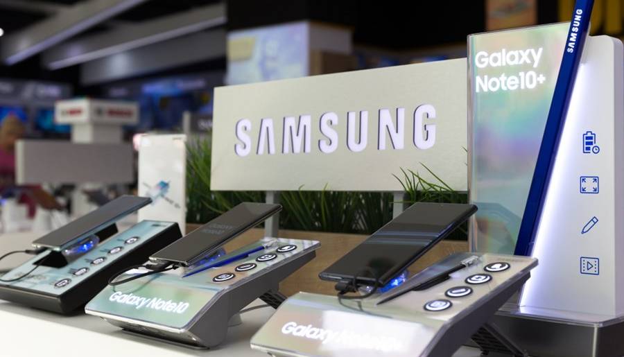 Galaxy Note dez da Samsung expostos em uma loja com uma placa da marca.