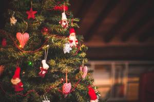 Árvore enfeitada com artigos de decoração natalino