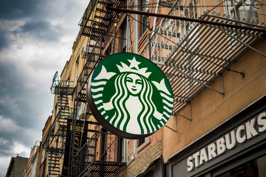Zamp, dona do BK, confirma conversas para operar Starbucks no Brasil: por que tema divide o mercado?