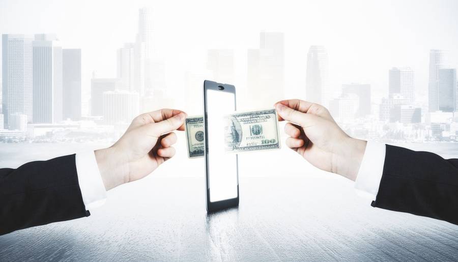 Dinheiro sendo transferido por meio de um celular para simbolizar a transação digital