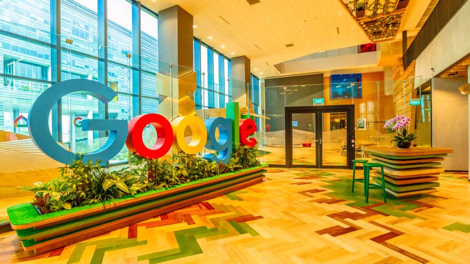 Escritório do Google com o logo em tamanho real