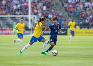 Jogo de futebol feminino; Marta desarma jogadora japonesa