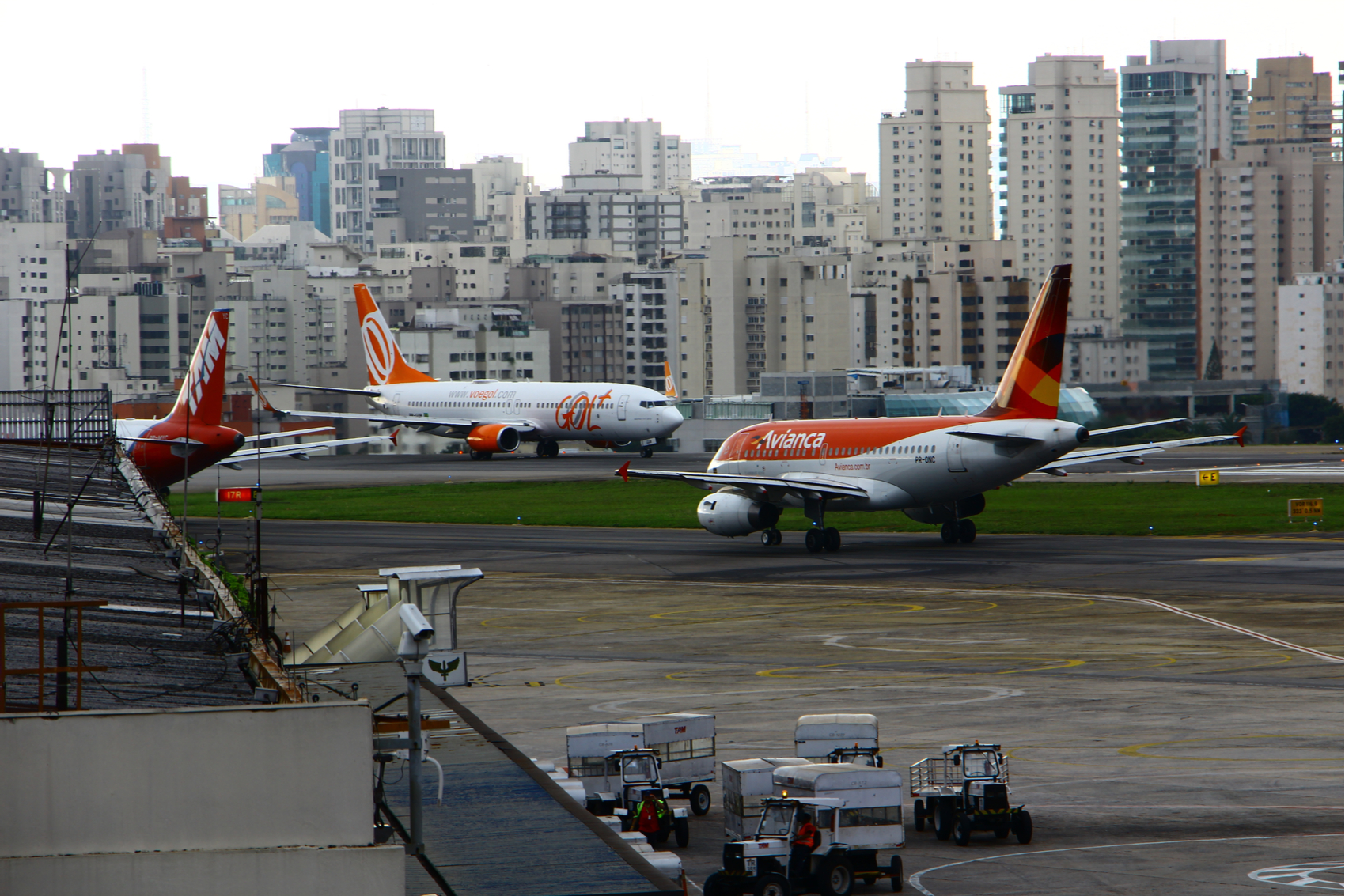 Aviões da Gol e da Avianca no aeroporto de Congonhas, em São Paulo