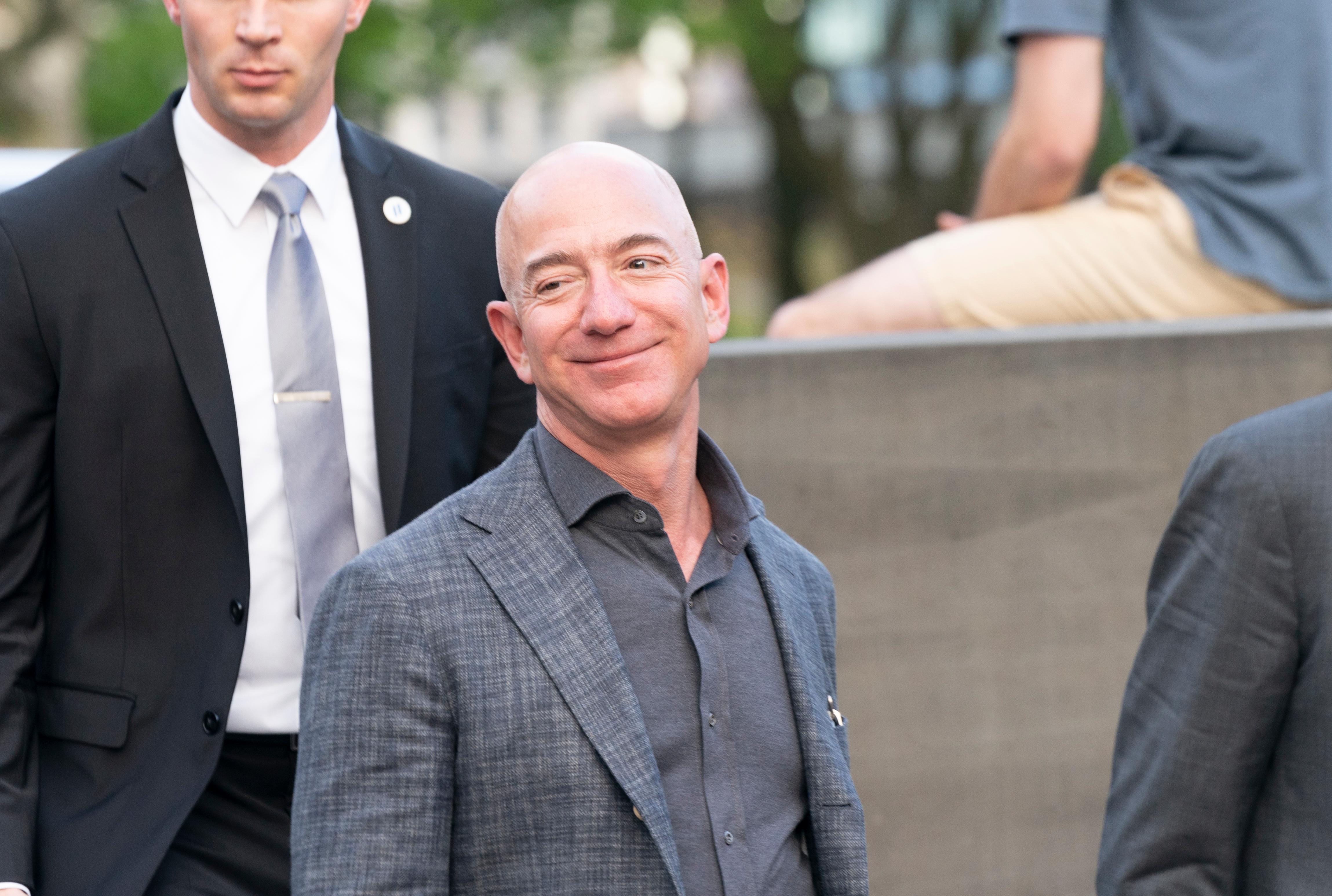 CEO da Amazon, Jeff Bezos, sorrindo para c&acirc;mera