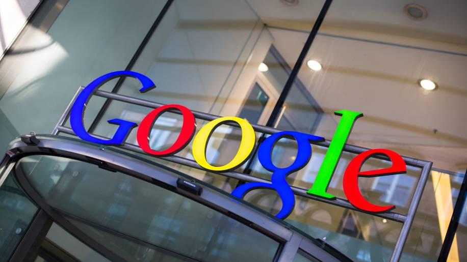 Fachada do prédio do Google, com o logo em destaque