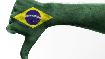 mão com sinal de negativo e bandeira do Brasil