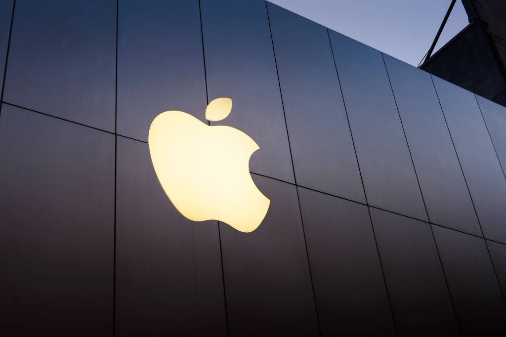 Loja da Apple, com o logo da companhia em um fundo preto