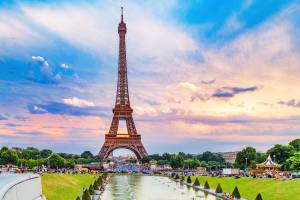 O pôr do sol na Torre Eiffel em Paris, França