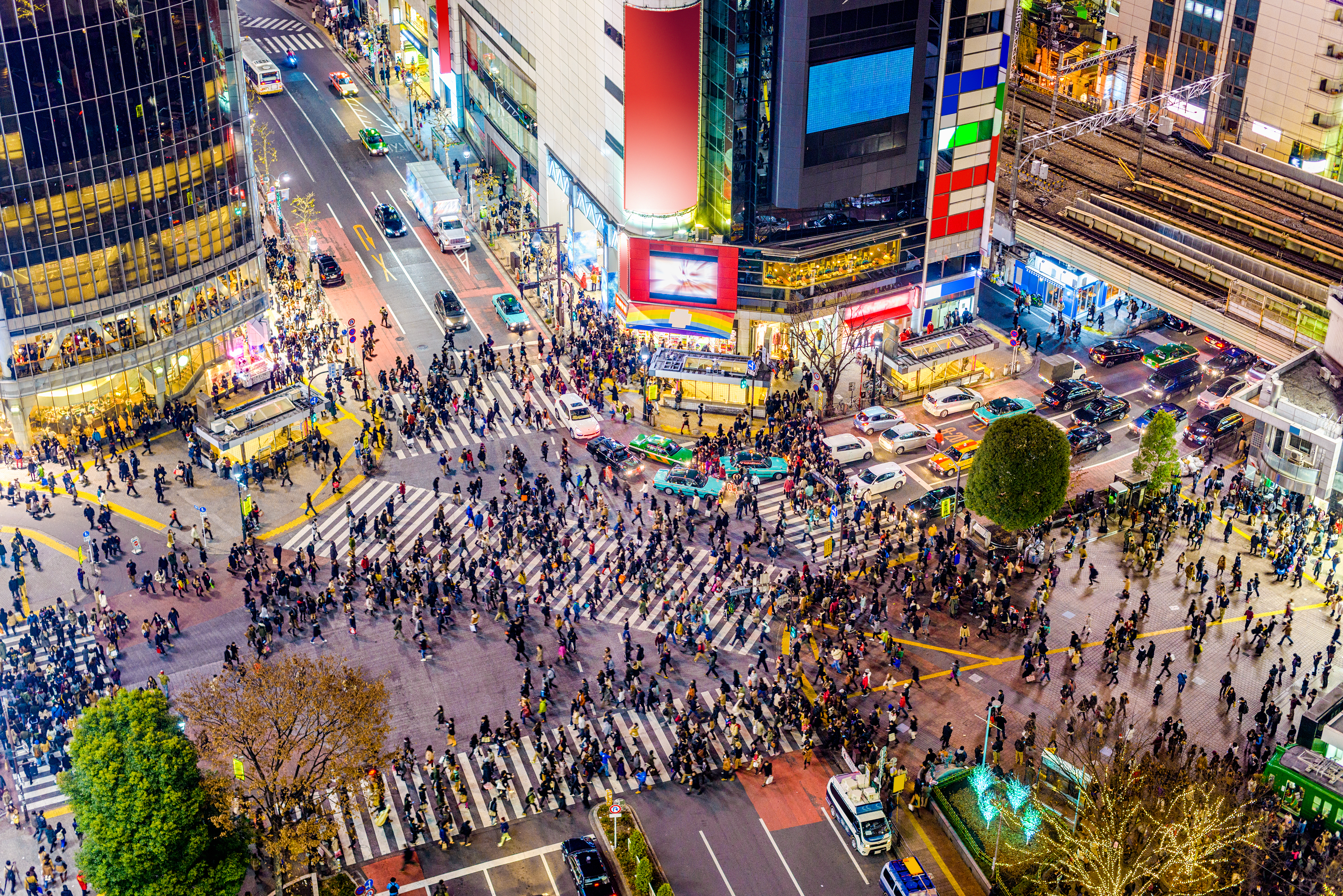 Multidão de pessoas atravessando a rua em Tóquio, Japão