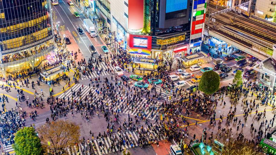 Multidão de pessoas atravessando a rua em Tóquio, Japão