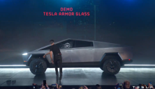 Diretor da Tesla joga bola de metal para testar vidro do novo modelo da companhia