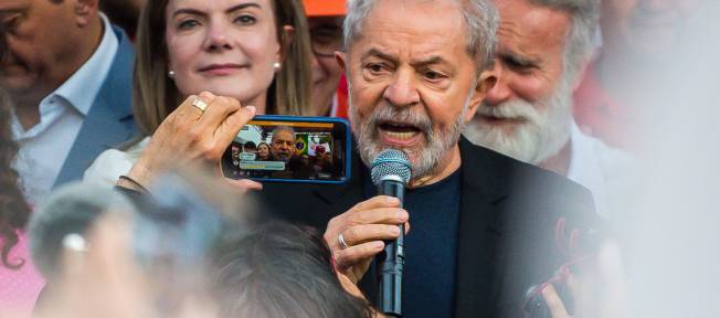 PR - SEGUNDA INSTÂNCIA/STF/LULA/SOLTURA - POLÍTICA - O ex-presidente Luiz Inácio Lula da Silva, discursa após deixar a sede da Polícia Federal em Curitiba, no Paraná, na tarde desta sexta-feira, 08. A ordem de soltura do petista foi dada pelo juiz Danilo Pereira Júnior, da 12ª Vara Federal de Curitiba, menos de 24 horas depois de o Supremo Tribunal Federal declarar inconstitucional a prisão após condenação em segunda instância-caso de Lula. Lula estava preso desde 7 de abril do ano passado, condenado por corrupção passiva e lavagem de dinheiro no caso do triplex do Guarujá. O petista está inelegível e responde a outros processos, situação que por enquanto não muda, mesmo que ele seja libertado. 08/11/2019 - Foto: JASON SILVA/AGIF/ESTADÃO CONTEÚDO